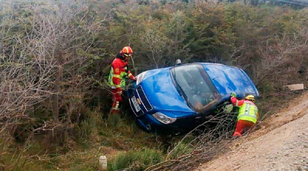 Volcaron y abandonaron vehículo en camino al sector Andino de Punta Arenas