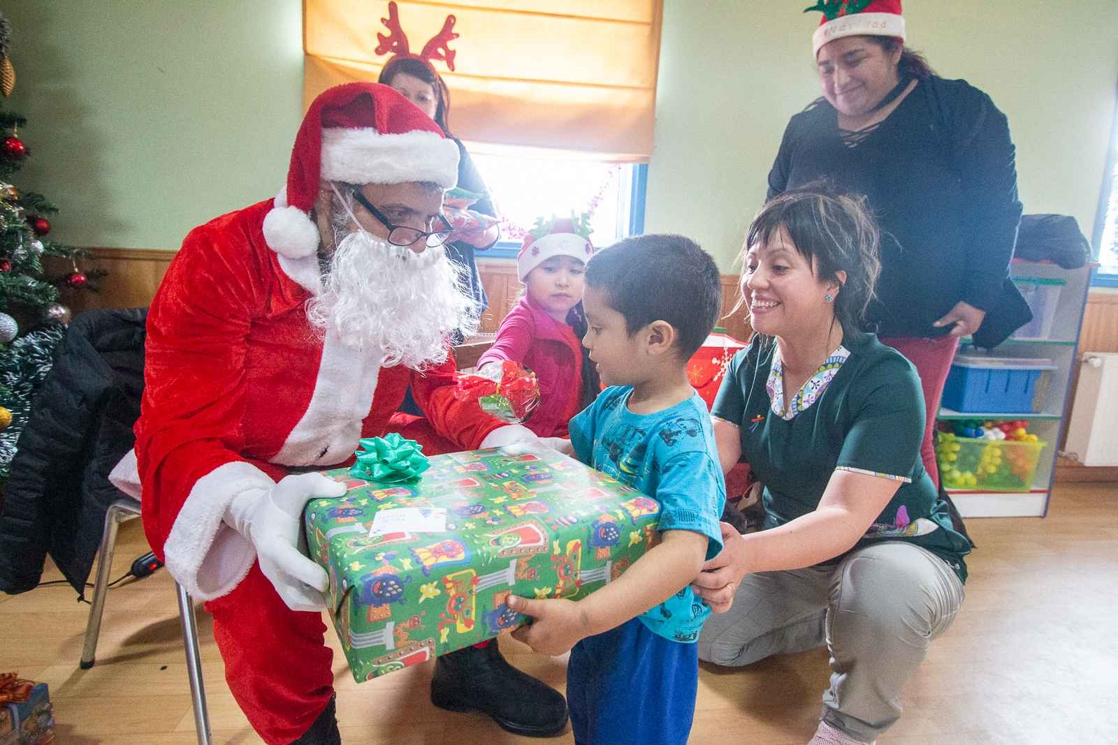 Párvulos de Integra y el Viejo Pascuero del Hospital Clínico de Punta Arenas celebran Navidad