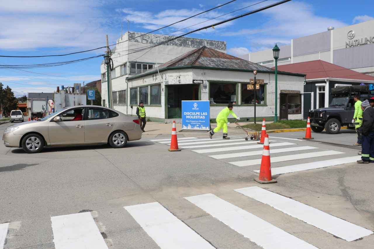 En Puerto Natales se realiza la renovación de la demarcación vial de la ciudad