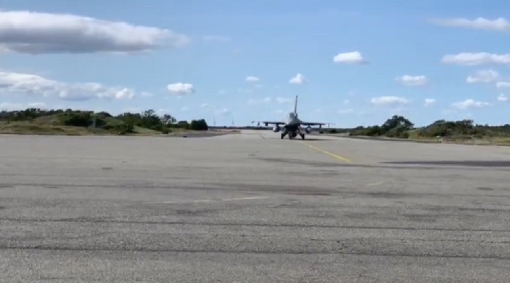 Aviones F-16 de la FACH se incorporan a tareas de búsqueda de C-130 extraviado en Canal Drake