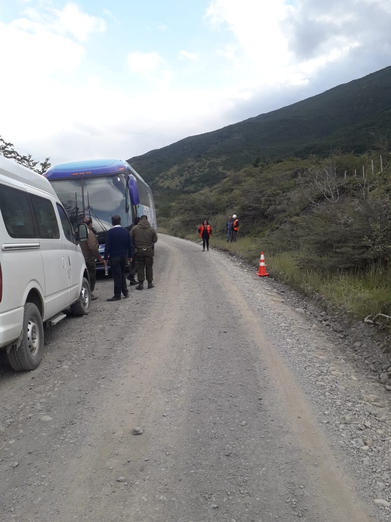 Colisión frontal entre dos buses turísticos en la ruta entre Cueva del Milodón y el parque Torres del Paine:  una persona resultó con lesiones leves