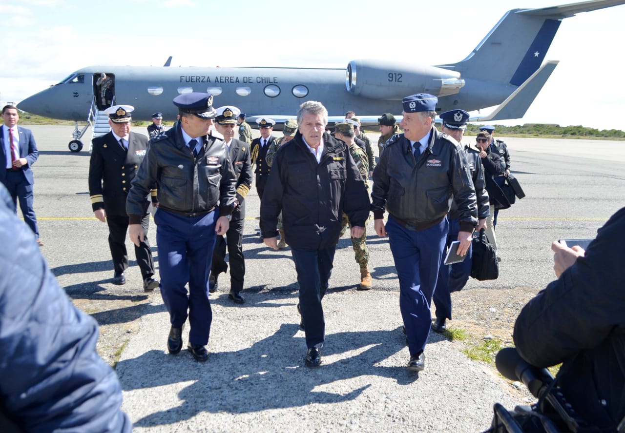 El Ministro de Defensa Alberto Espina se encuentra en Punta Arenas junto al Comandante en Jefe de la FACH por accidente de avión C-130