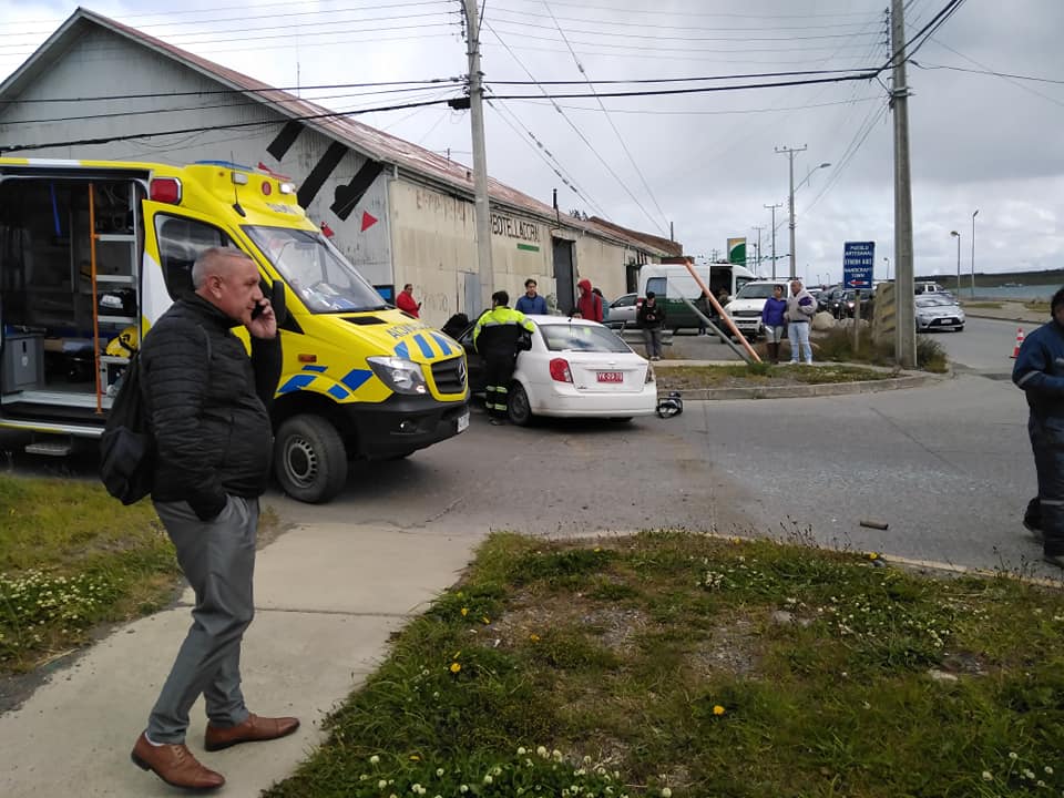 Chocan dos vehículos en pleno centro de Puerto Natales