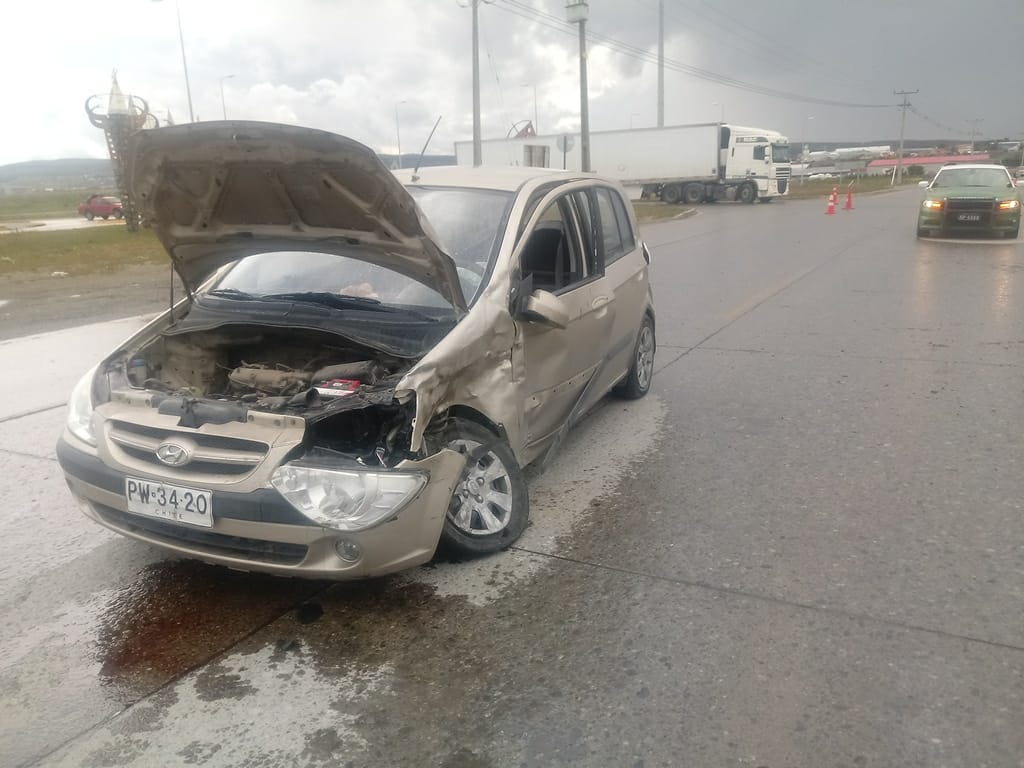 Colisión vehicular en Avenida Frei con Avenida Carlos Ibañez produjo dos lesionados