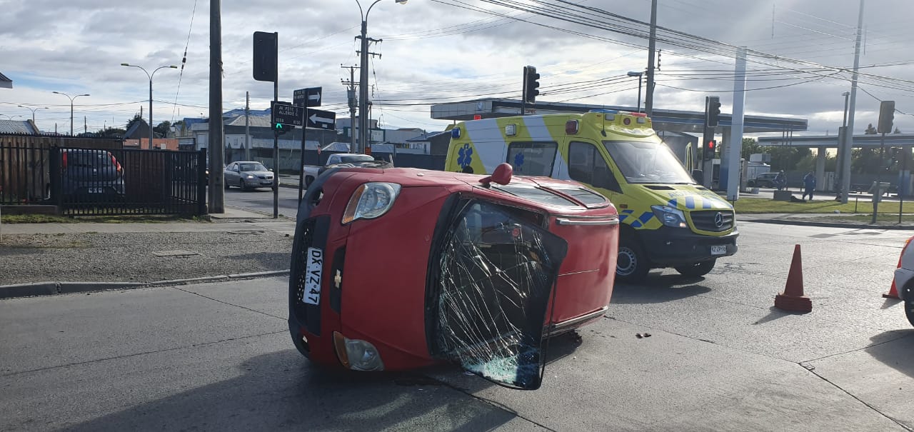 Colisión y volcamiento en Martínez Aldunate y Avenida Salvador Allende dejó una persona lesionada esta mañana