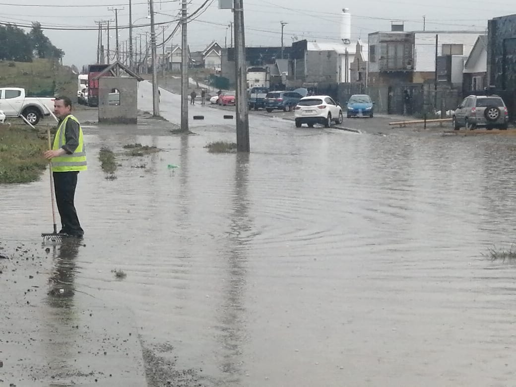 Diversos puntos de la ciudad inundados por fuerte lluvia en Punta Arenas