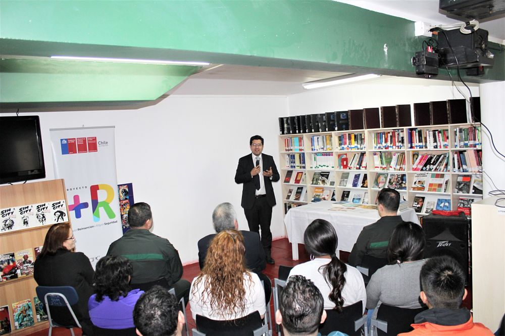 La biblioteca del Centro Penitenciario de Punta Arenas recibió donación de obras de Marino Muñoz Lagos