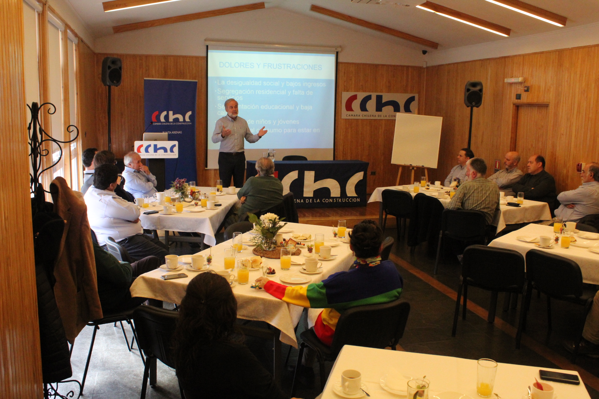 En Punta Arenas Benito Baranda dictó charla sobre causas y posibles soluciones del estallido social