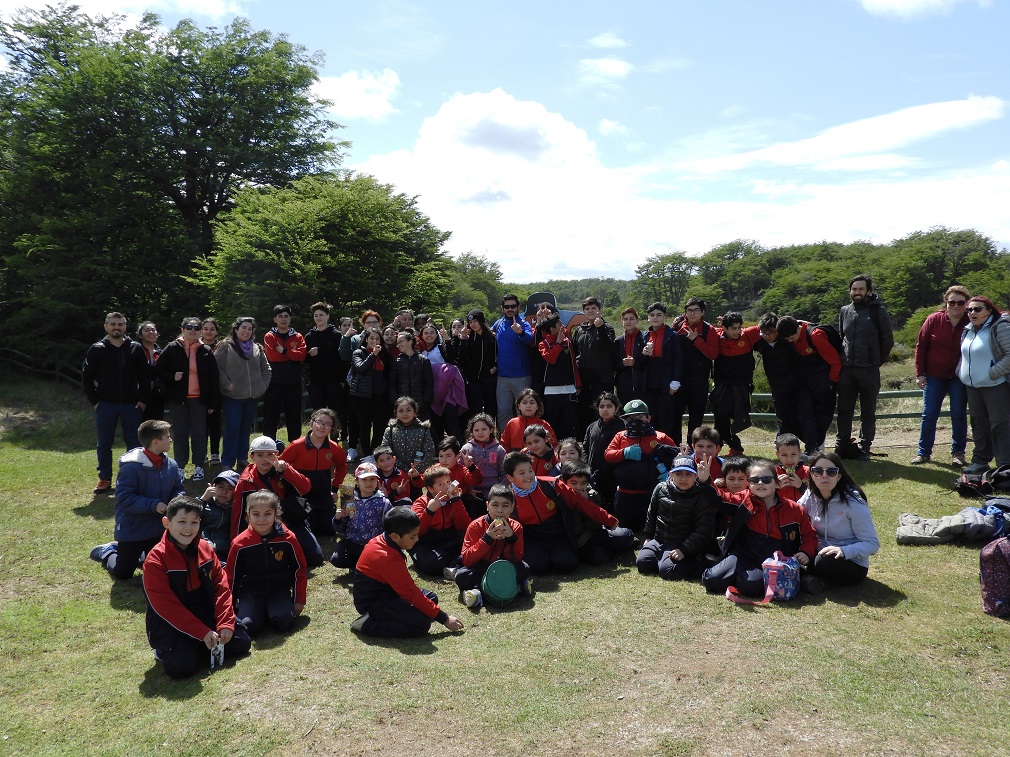 Alumnos de Escuela Patagonia de Punta Arenas recorrieron y conocieron la «Huella del Castor», en la Reserva Nacional Laguna Parrillar