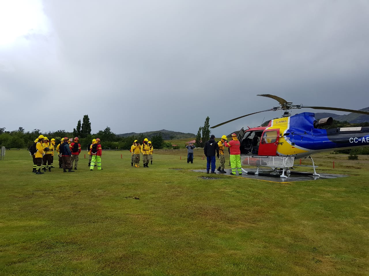 Helicóptero de CONAF para combatir incendios forestales llegó al Parque Nacional Torres del Paine