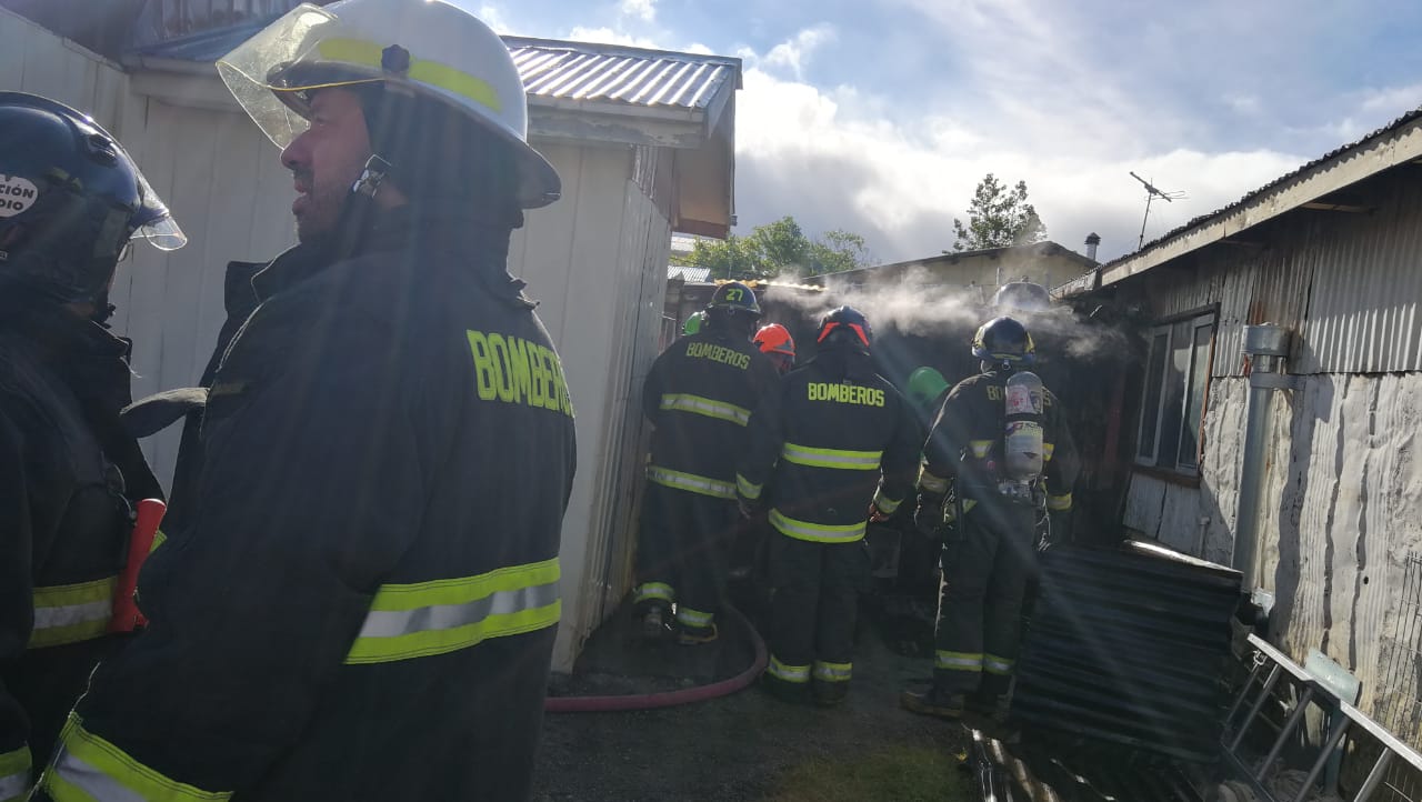Incendio afectó una bodega en el sector poniente de Punta Arenas: Bomberos controló la emergencia