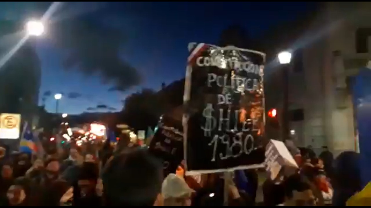 Manifestación nocturna terminó con la destrucción de ventanales del Restaurant 1900 y del Hotel Tierra del Fuego en el centro de Punta Arenas