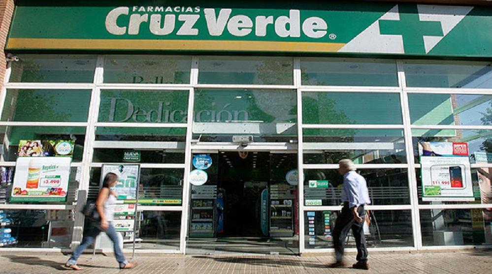 Cadena de farmacias Cruz Verde será ahora de propiedad de una multinacional mexicana: operación costó US$ 998 millones de dólares