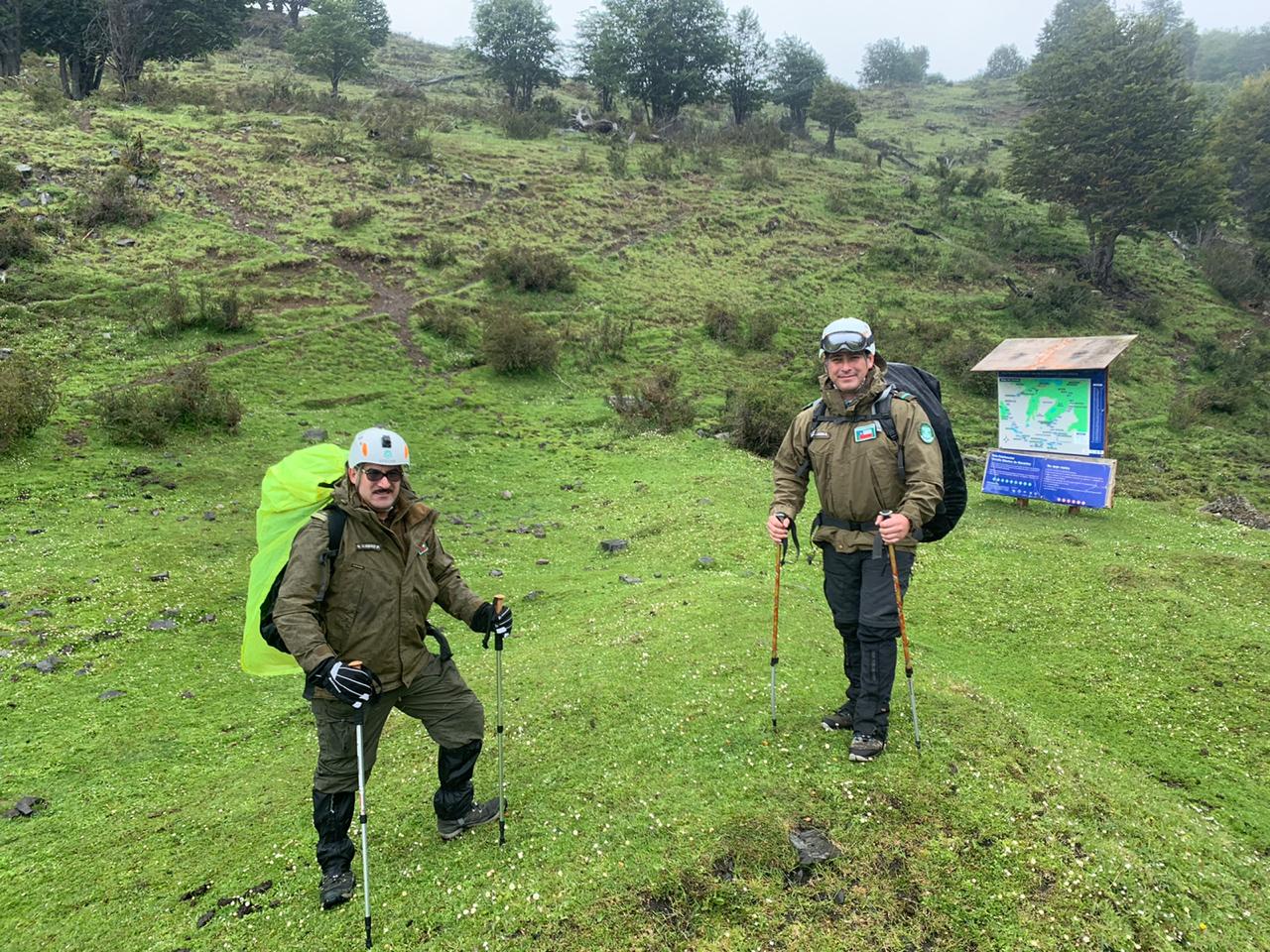 Carabineros encuentra a dos excursionistas extraviados en Dientes de Navarino: hay una tercera persona que no ha sido ubicada