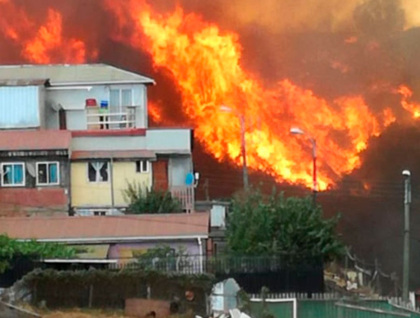Incendio en Valparaíso ya ha consumido 120 viviendas, se investiga intencionalidad y anuncian corte de agua para redestinar recursos