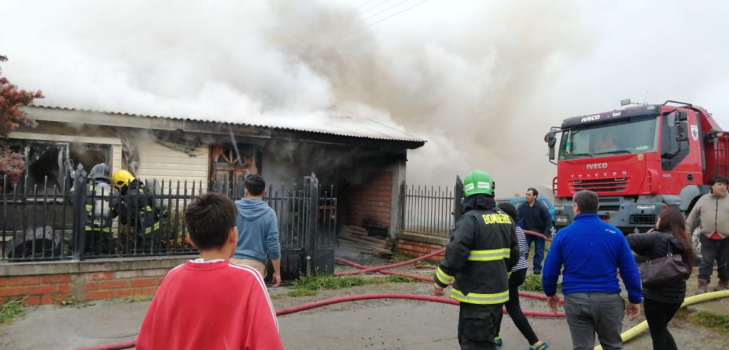 Daños totales en una vivienda que se incendió en población Loteo del Mar