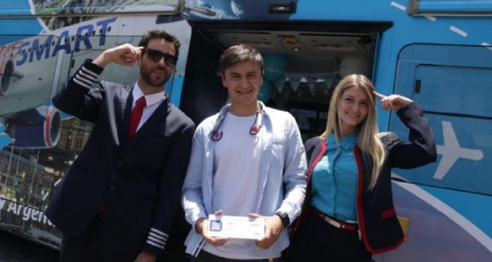 Linea aérea low cost JetSmart regaló pasajes en un terminal de buses de Santiago