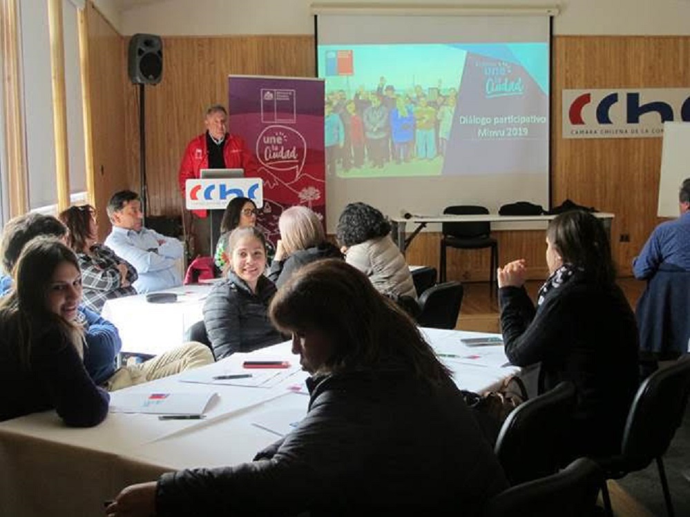 Diálogo ciudadano del Minvu congregó a estudiantes, dirigentes sociales, académicos  y adultos mayores en Punta Arenas