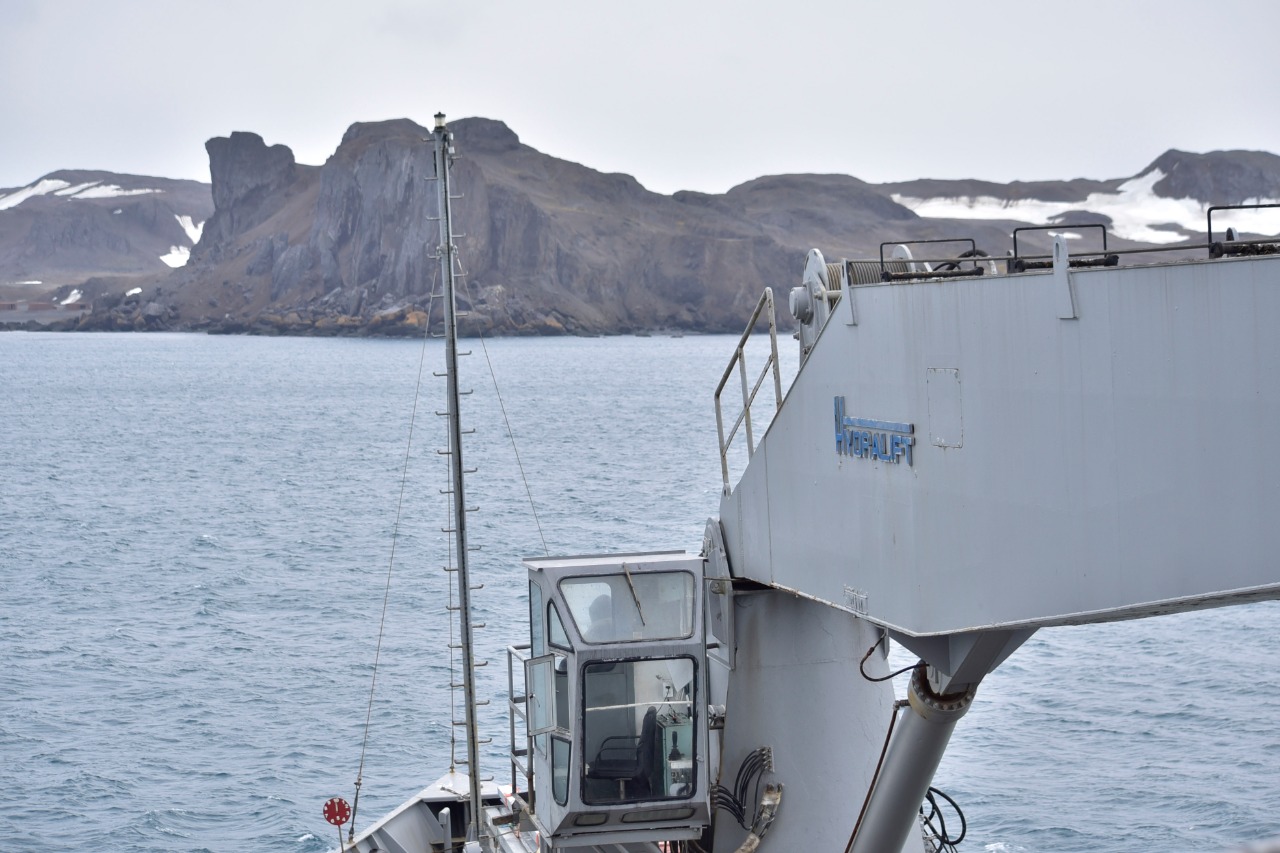 A la Antártica viajó el AP-41 «Aquiles»: permanecerá cerca de un mes en el continente blanco