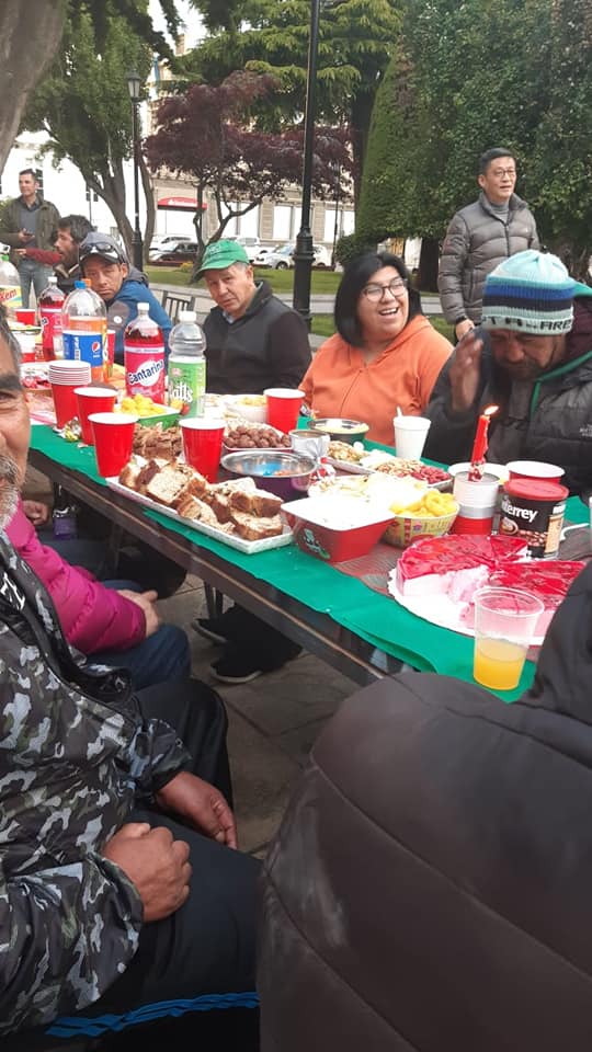 Trabajadores sociales se reunieron con personas en situación de calle en pleno centro de Punta Arenas, para recibir el Año Nuevo