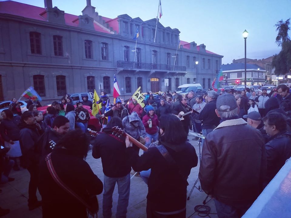 Unas 500 personas participaron en manifestación realizada anoche en Punta Arenas: en la noche hubo ataques contra el templo Catedral y el Liceo María Auxiliadora