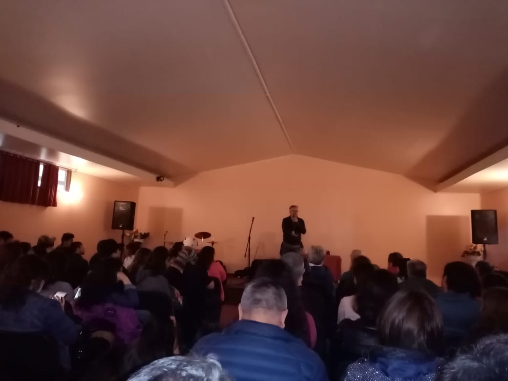 Historiador y escritor Jorge Baradit participa en masivo conversatorio en Puerto Natales