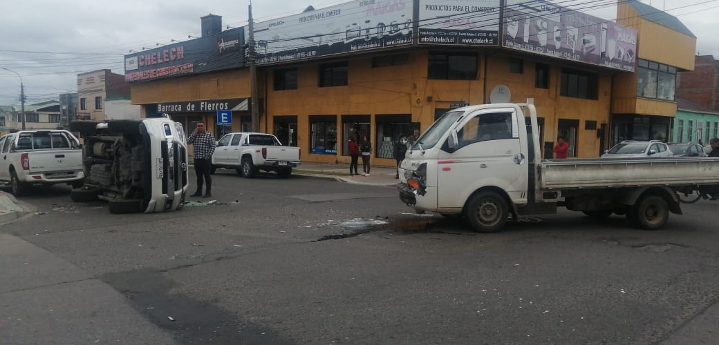 Colisión y volcamiento en el centro de Punta Arenas