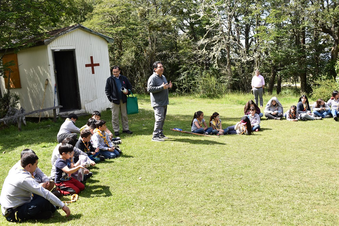 Profesionales de la SEREMI de Salud visitan campamento de Scouts en Punta Arenas, en el marco de campaña «Un verano más sano»