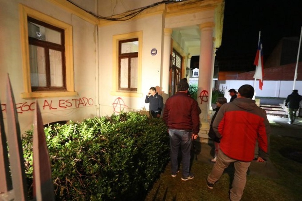Manifestación nocturna en el centro de Punta Arenas terminó con actos vandálicos en la Fiscalía Regional