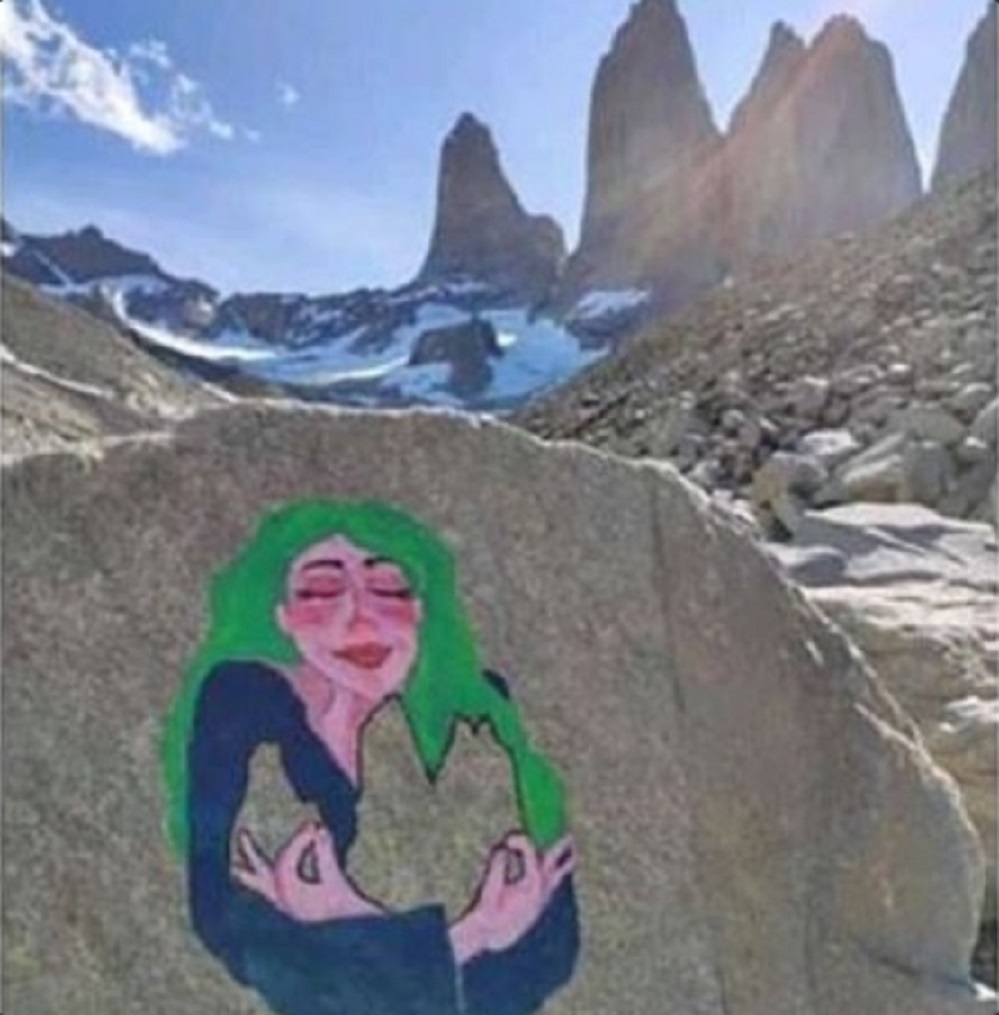 Turista italiana que hizo rayado en Torres del Paine, pagó fianza de 1 millón de pesos al Tribunal y viajó a Argentina