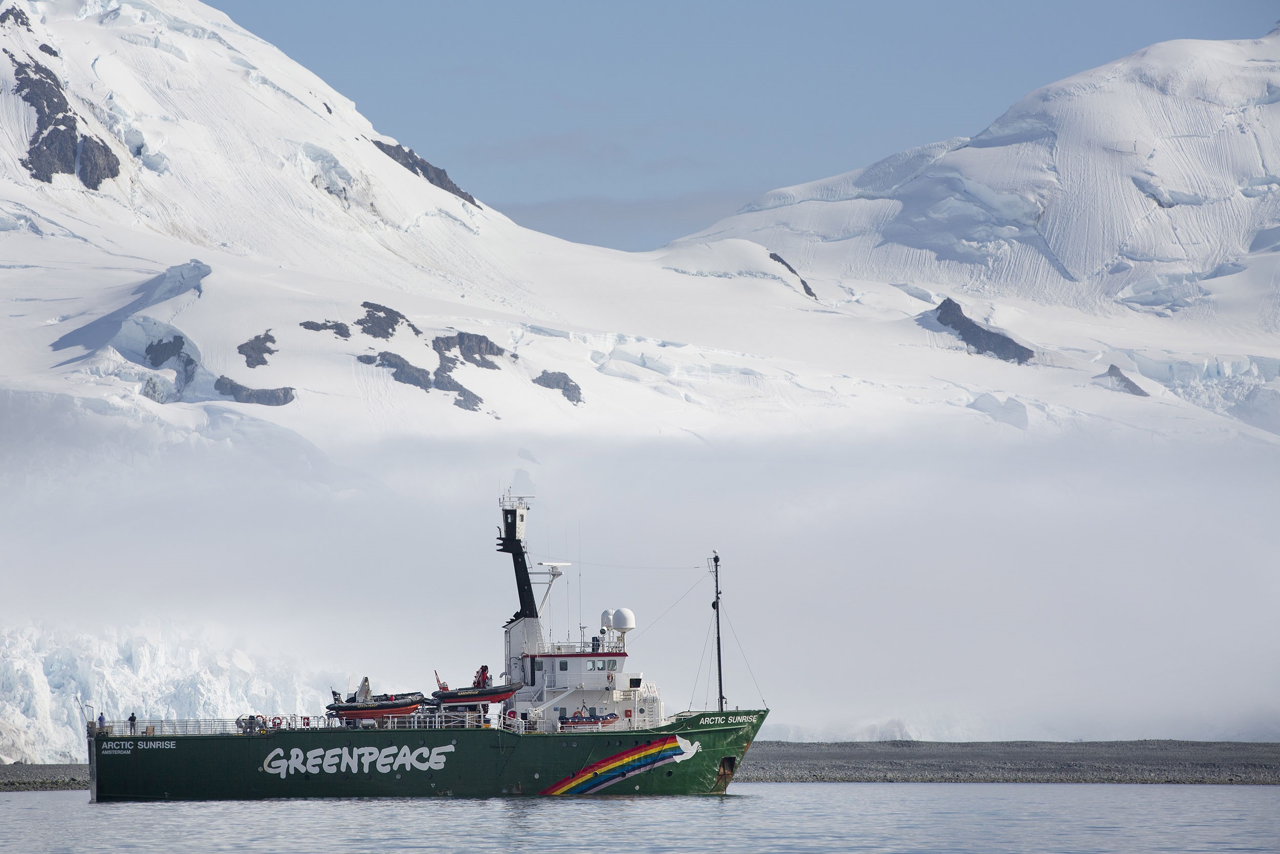 Por la protección de los Océanos: activista chileno de Greenpeace navega junto a galardonados de Hollywood