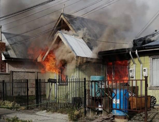 Un herido grave en incendio en calle Andrés Perez Araya esta tarde en Punta Arenas