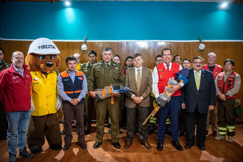 CONAF hizo entrega de kits de incendios a Carabineros en Punta Arenas