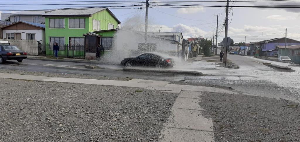 Choque contra un grifo causó cuantiosa pérdida de agua esta mañana en Claudio Bustos con Capitán Guillermos