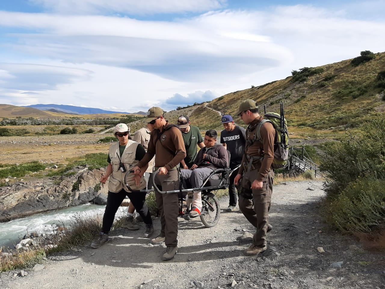 Patrullaje de Carabineros en la base de las Torres en el Parque Nacional Torres del Paine, ayuda a rescate de menor de edad lesionado