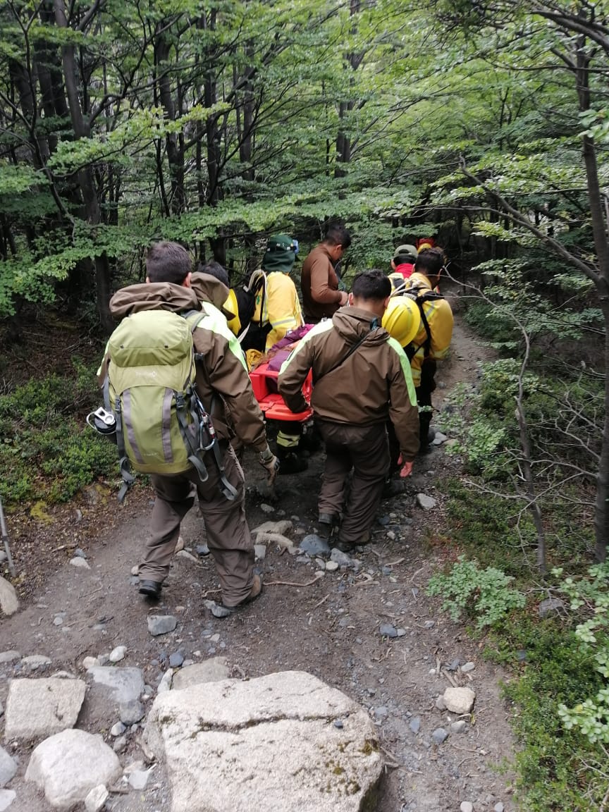 Personal de Carabineros participó en rescate de turista accidentada en Parque Nacional Torres del Paine
