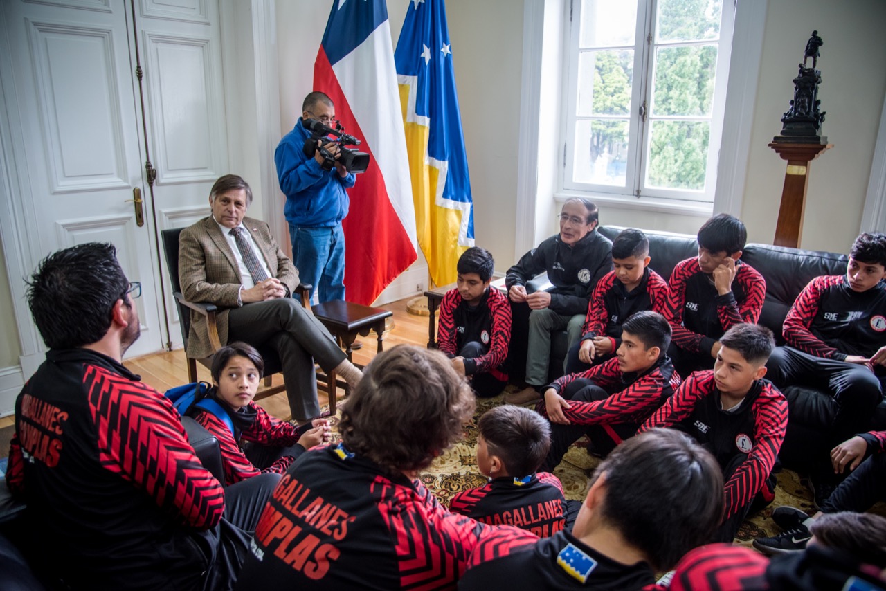 Selección de Fútbol sub 12 de Punta Arenas visitó al Intendente Regional antes de partir a San Pedro de la Paz