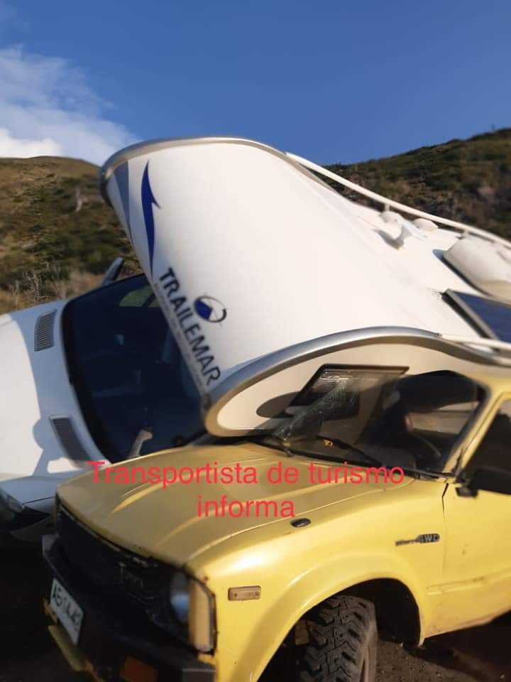 Doce vehículos volcados y dañados en el Parque Nacional Torres del Paine, producto de fuertes rachas de viento