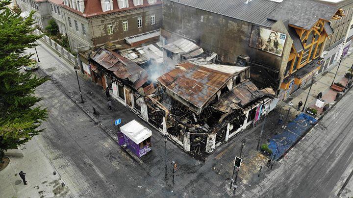 Cuatro locales comerciales de Avenida Colón y Bories fueron completamente destruidos por incendio, esta madrugada en Punta Arenas