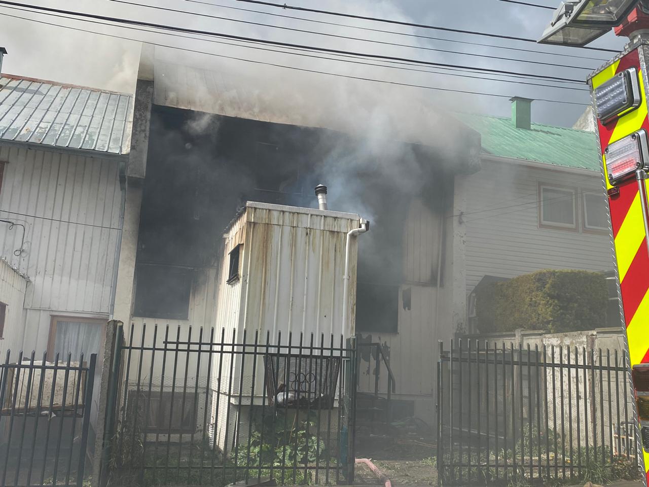 Jardinero logra rescatar a dos personas en incendio en Población Fitz Roy