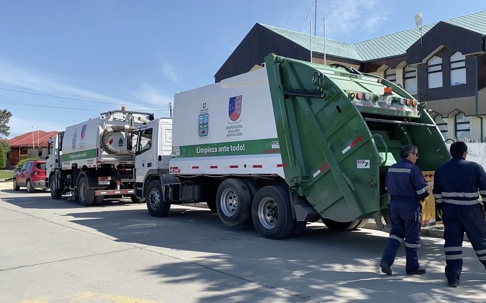 La ciudad de Porvenir cuenta con dos nuevos camiones para labores de aseo en la comuna