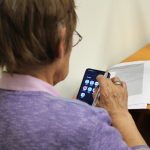 Santo Tomás de Punta Arenas invita a adultos mayores a participar de taller sobre el uso de celulares