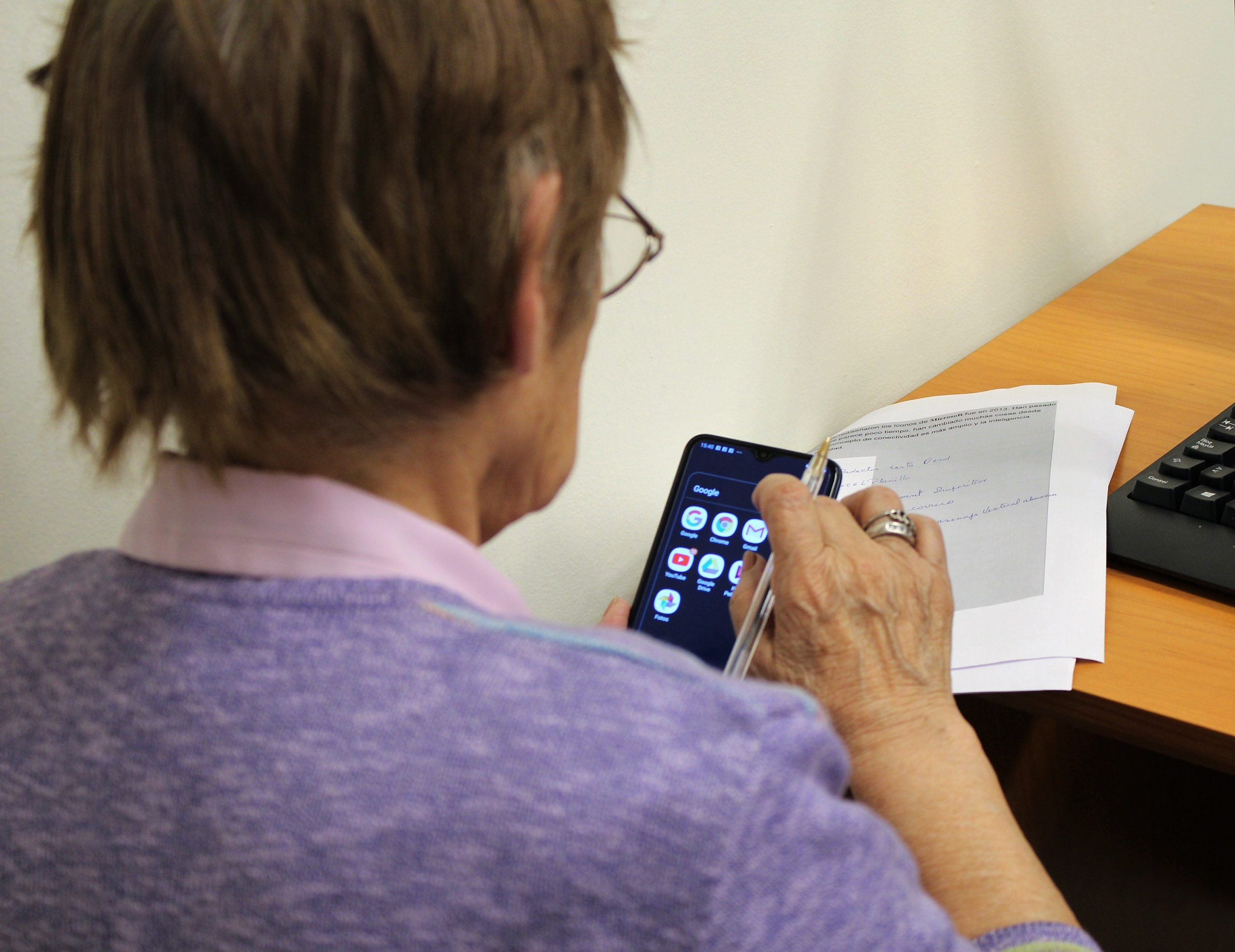 Santo Tomás de Punta Arenas invita a adultos mayores a participar de taller sobre el uso de celulares