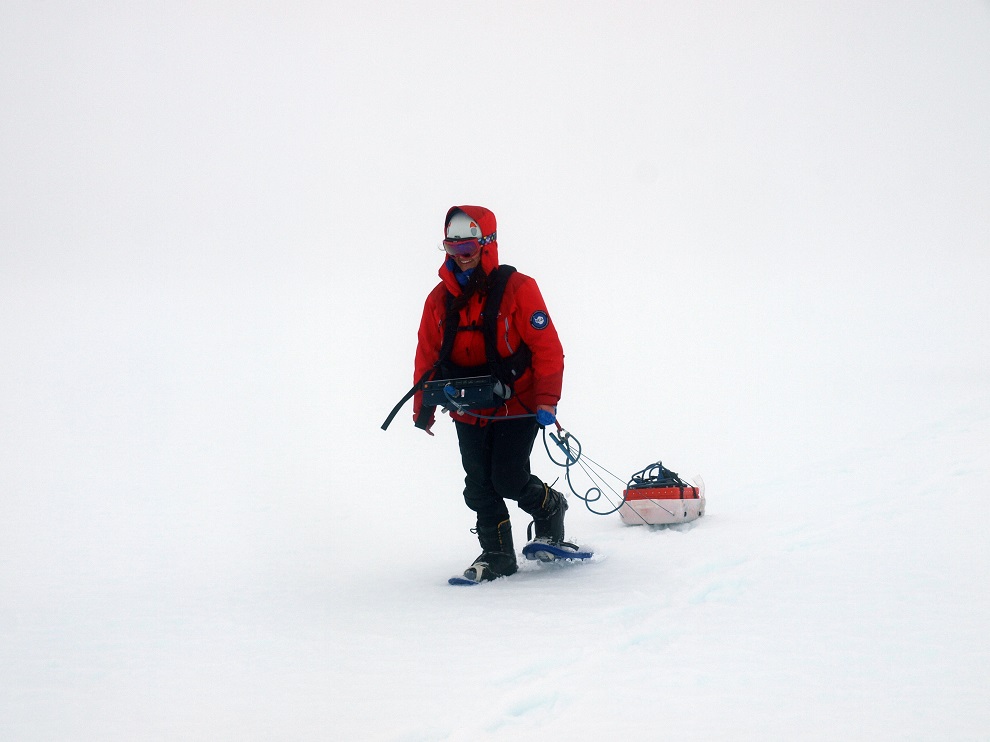 Estudiantes de Geología de la UNAB realizaron tesis en Antártica y fueron carteros en la oficina de correos más austral de Chile