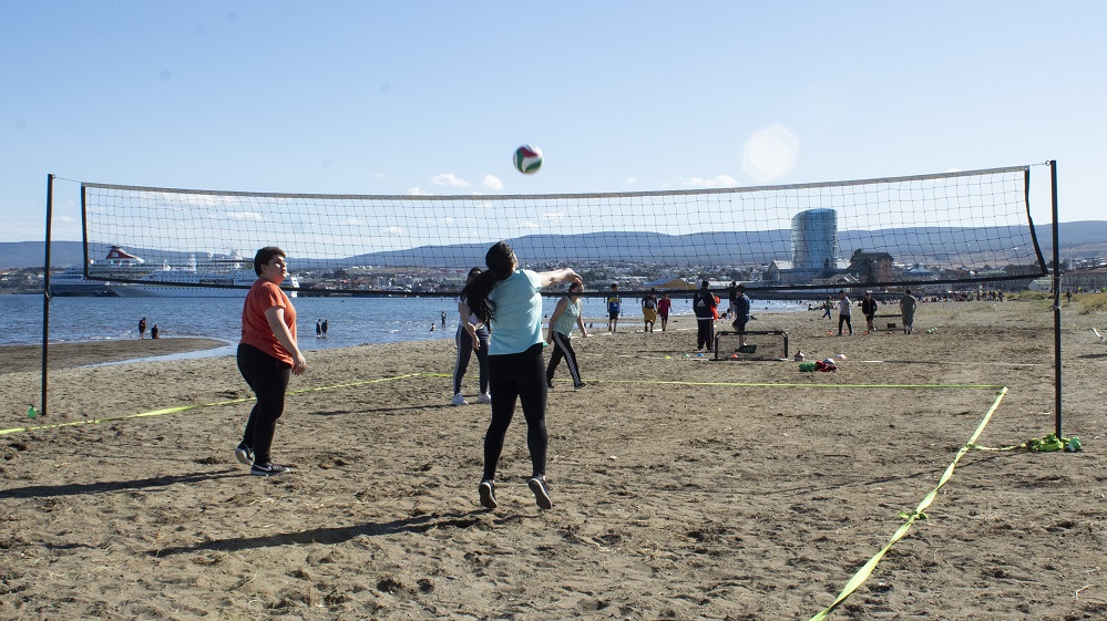 Municipio de Punta Arenas alegra el verano, con deportes gratuitos en la playa