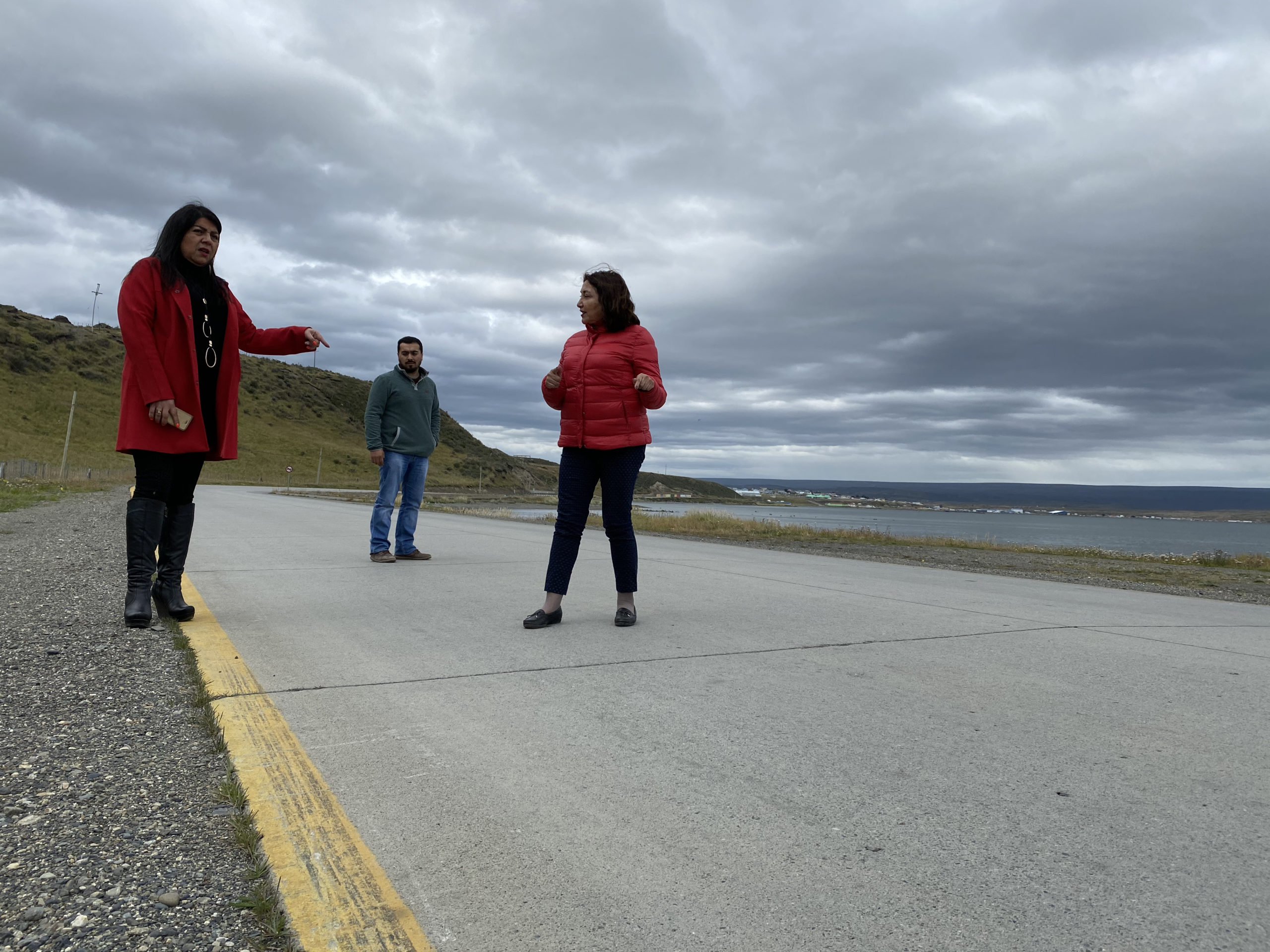Municipio de Porvenir y MOP Vialidad ejecutan demarcación vial en rutas a Bahía Chilota y aeródromo Capitán Fuentes Martínez de Tierra del Fuego