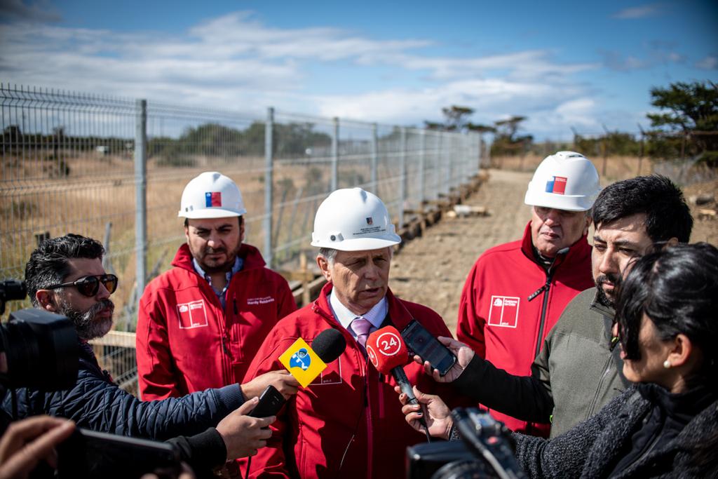 Intendente visita obras de construcción de cierre perimetral del aeropuerto internacional de Punta Arenas