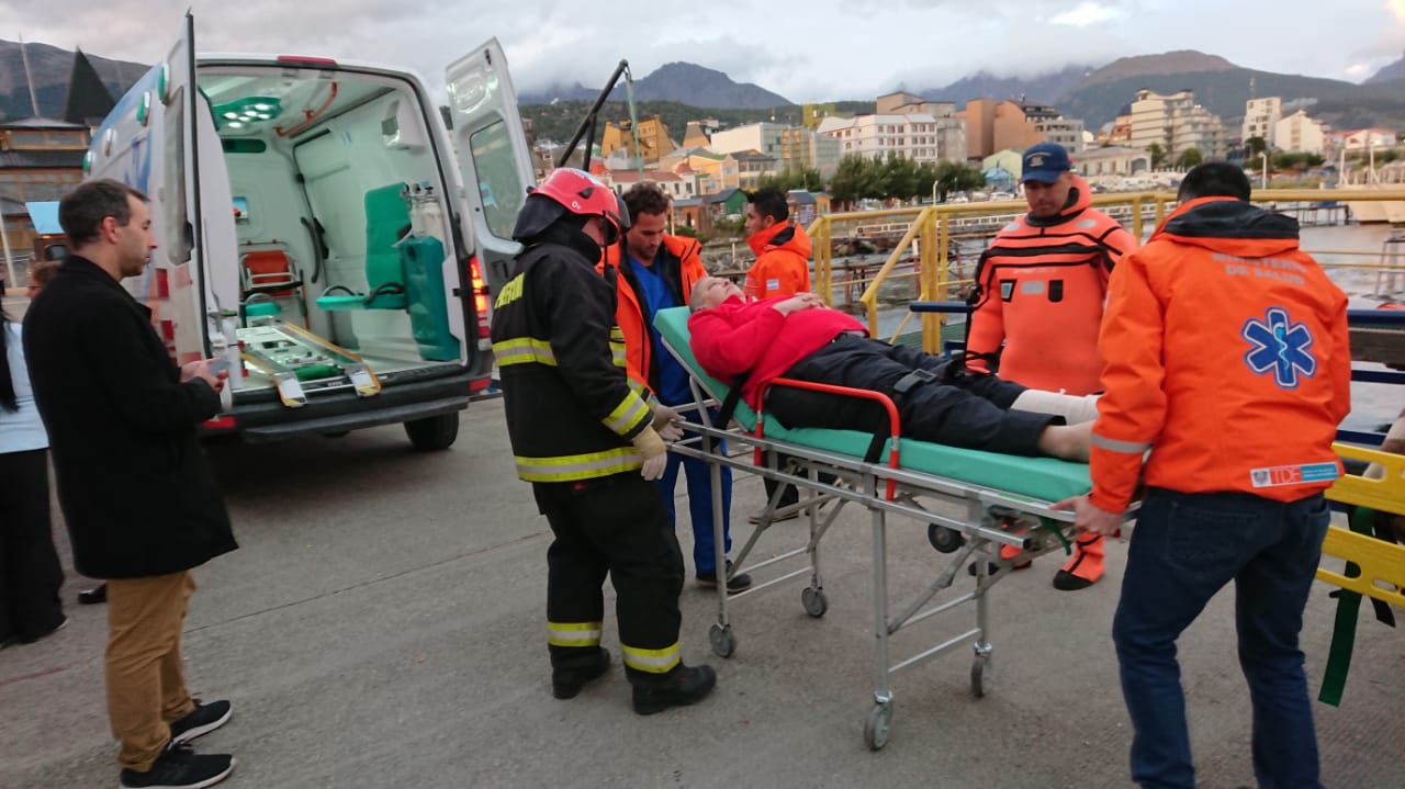 Evacuaron desde Cabo de Hornos a Ushuaia dos pasajeras del crucero Roald Amundsen