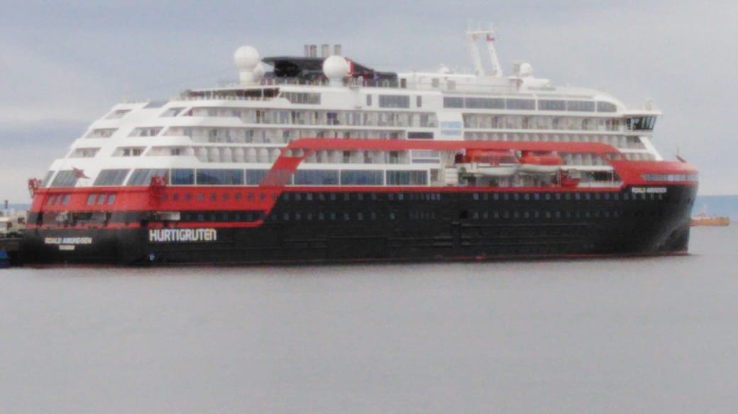 El crucero «Roald Amundsen» se encuentra en el puerto de Punta Arenas, en ruta a la Antártica