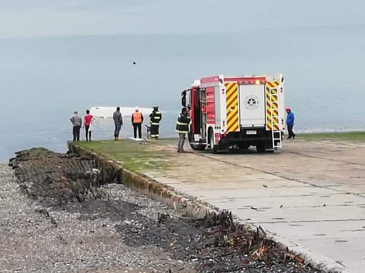 En el terminal marítimo de Bahía Azul cayó al mar un vehículo Van de turismo: no hubo lesionados